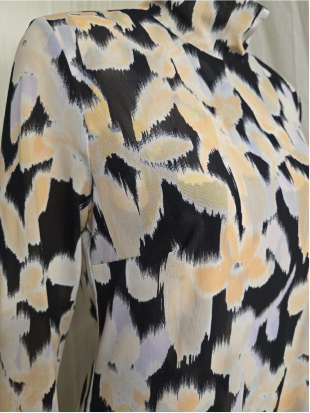 Cabi Small Black Abstract Print Mesh Turtleneck Top Lined Back Zip Quiet Luxury - Picture 7 of 9